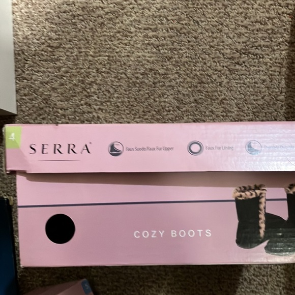 NWT Kids Serra Cozy Boots Black Faux Suede/Leopard Faux Fur Upper Size 4 in Box - Picture 3 of 5